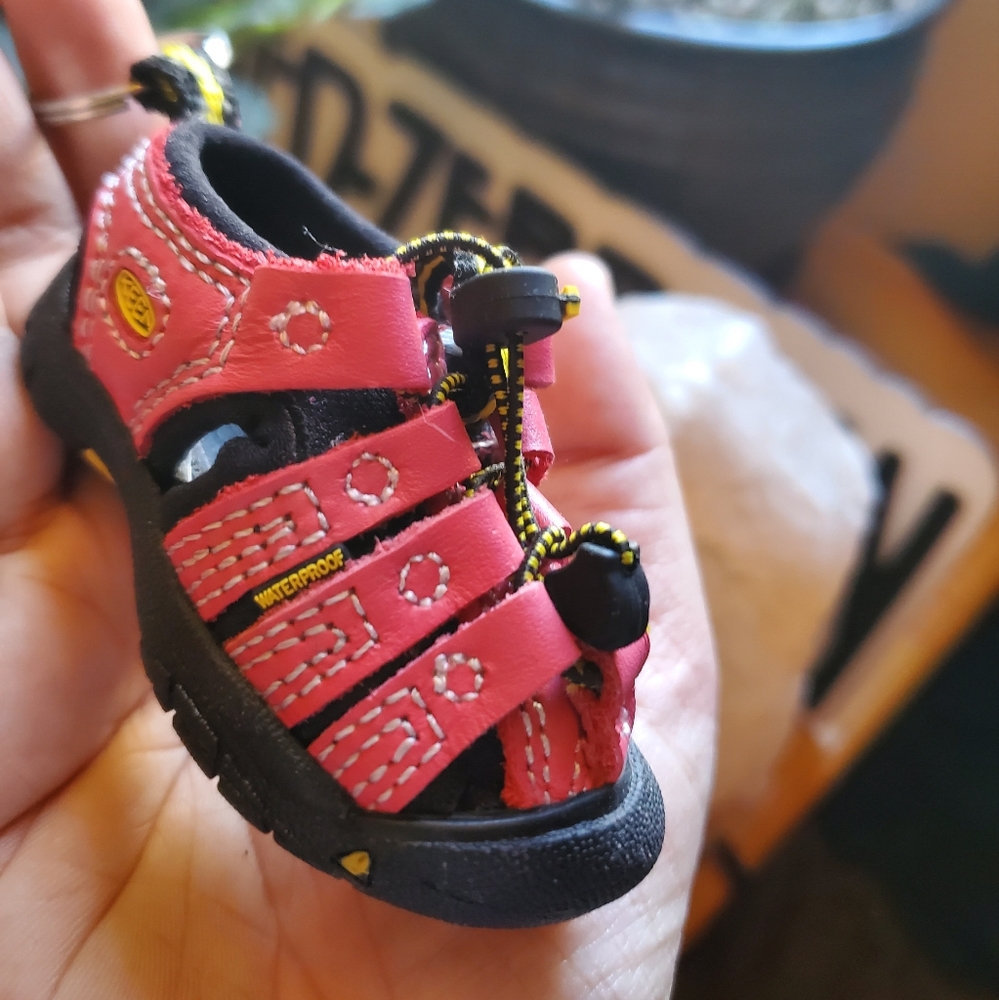 Keen Newport Keychain Pink Mini Shoe